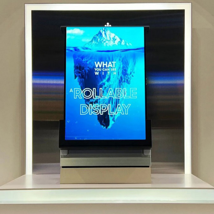 Samsung представляє 12,4-дюймову згорнуту OLED-панель
